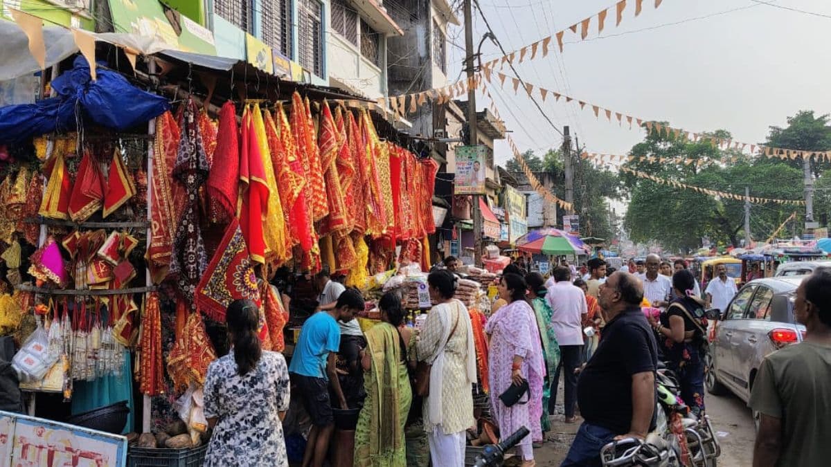 वट सावित्री पर्व को लेकर मधेपुरा के बाजारों में उमड़ी भीड़, खरीदारी से बढ़ी रौनक