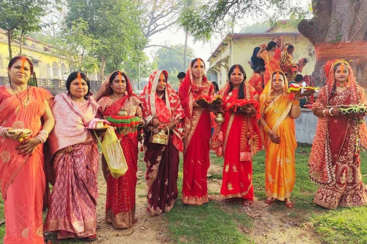 गिरीडीह में श्रद्धा और उल्लास के साथ मनाई गई वट सावित्री पूजा 