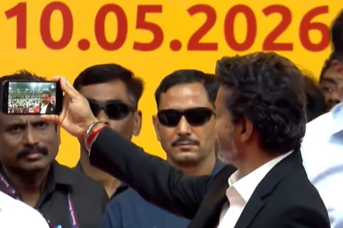 CM बनते ही Vijay ने निकाला लाखों का iPhone, शपथ के बाद मंच पर बनाया सेल्फी वीडियो