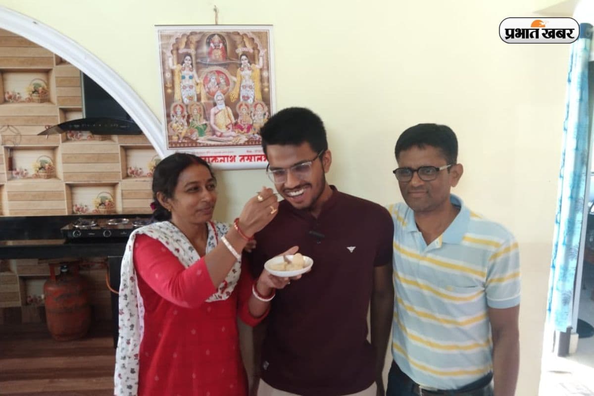 मां आंगनबाड़ी कार्यकर्ता, बेटे ने WB 10वीं में मारी बाजी, इंजीनियर बनने का सपना 