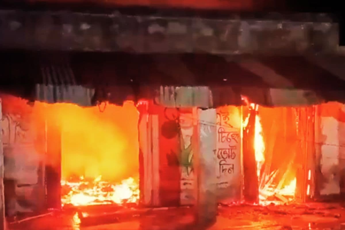बीरभूम में टीएमसी कार्यकर्ता की हत्या, कई जिलों में पार्टी दफ्तरों में आगजनी, एक्शन में आयोग