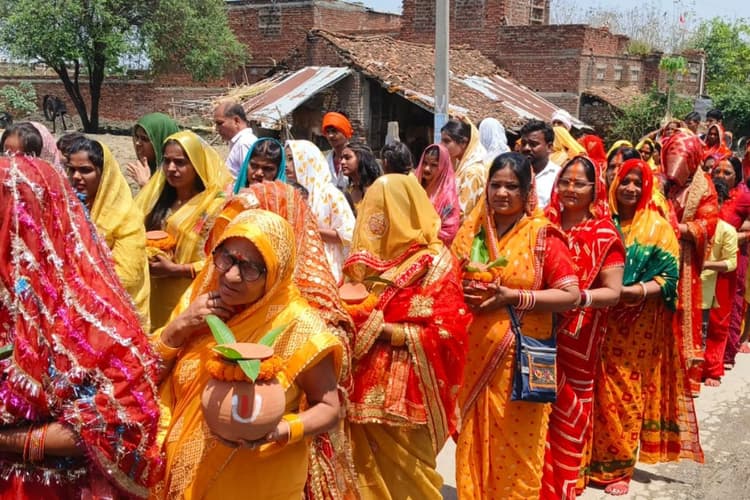 रोझई में महाकाली प्राण प्रतिष्ठा यज्ञ का शुभारंभ, कलश यात्रा में उमड़ा आस्था का सैलाब
