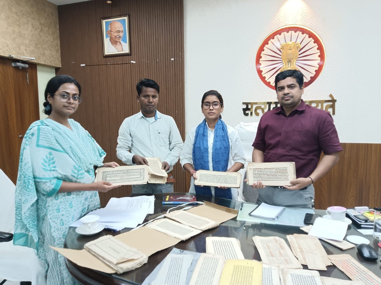 सुपौल में ‘ज्ञान की खोज’: युवाओं ने ढूंढी 153 साल पुरानी दुर्लभ पांडुलिपियाँ, बौद्धिक विरासत बचाने की बड़ी पहल