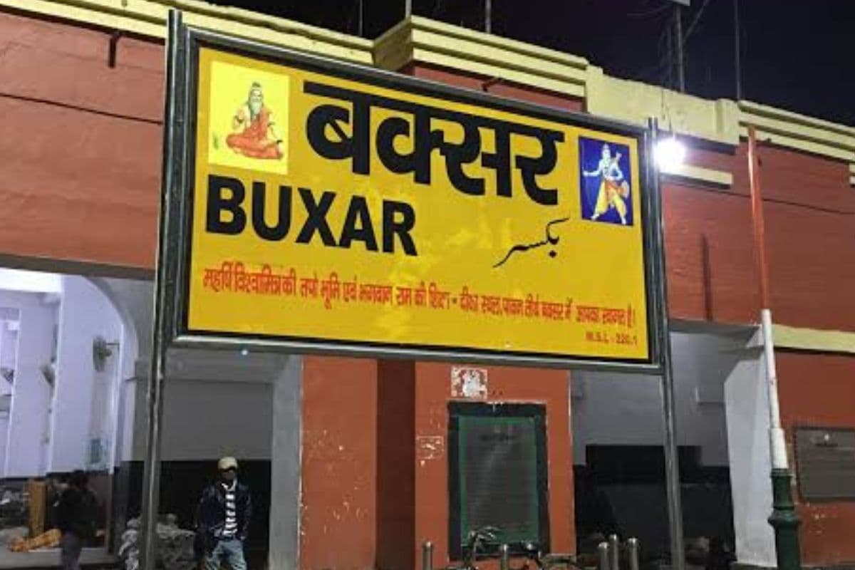Buxar News: बक्सर सदर अस्पताल में गुरुवार को विभिन्न विभागों में डॉक्टरों की ड्यूटी तय कर दी गई है. जनरल, सर्जरी, ऑर्थो, आयुष और इमरजेंसी सेवाएं निर्धारित समय पर संचालित होंगी.