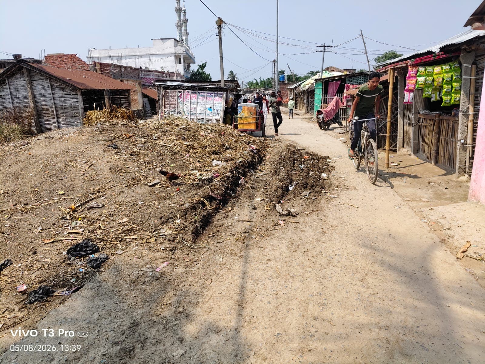 MADHEPURA: रहटा रेनगाह टोला में सड़क पर फैली गंदगी से लोगों में नाराजगी, मस्जिद आने-जाने में हो रही परेशानी