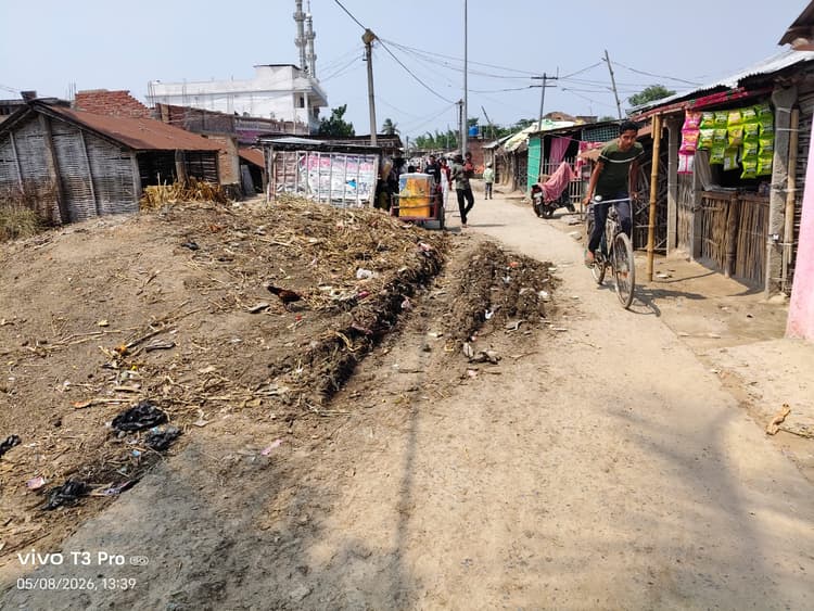 MADHEPURA: रहटा रेनगाह टोला में सड़क पर फैली गंदगी से लोगों में नाराजगी, मस्जिद आने-जाने में हो रही परेशानी
