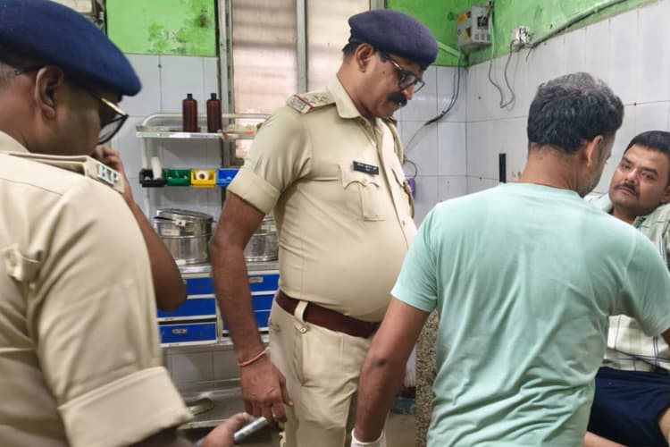 पारिवारिक विवाद ने लिया खूनी रूप, युवक को मारी तीन गोली