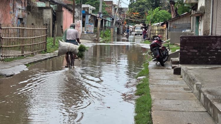 MADHEPURA: तेज बारिश ने बदला शहर का हाल: सड़कें बनीं तालाब, घरों में घुसा पानी