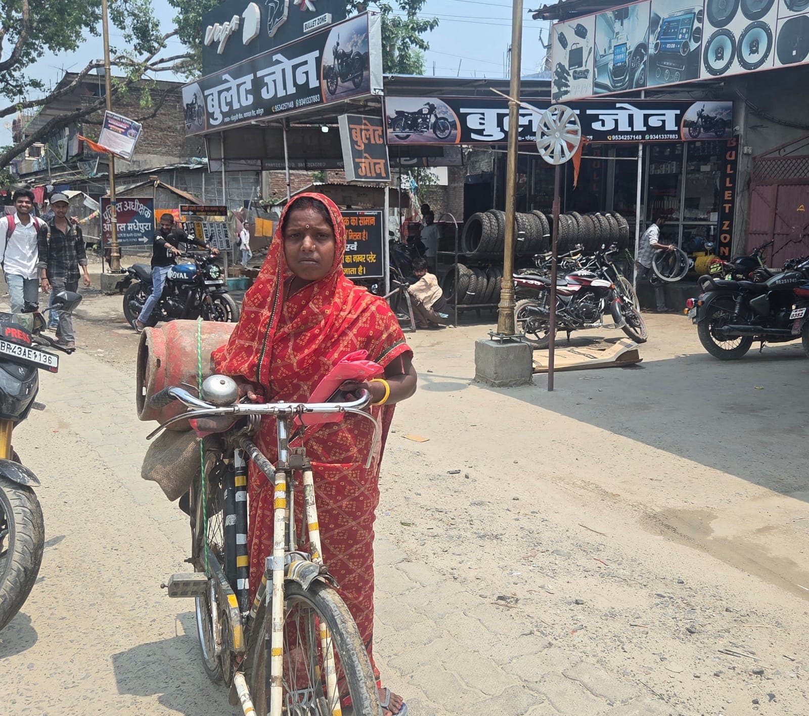 पति बाहर कमाने गए, घर संभालने को महिला खुद साइकिल पर लेने पहुंची गैस सिलेंडर