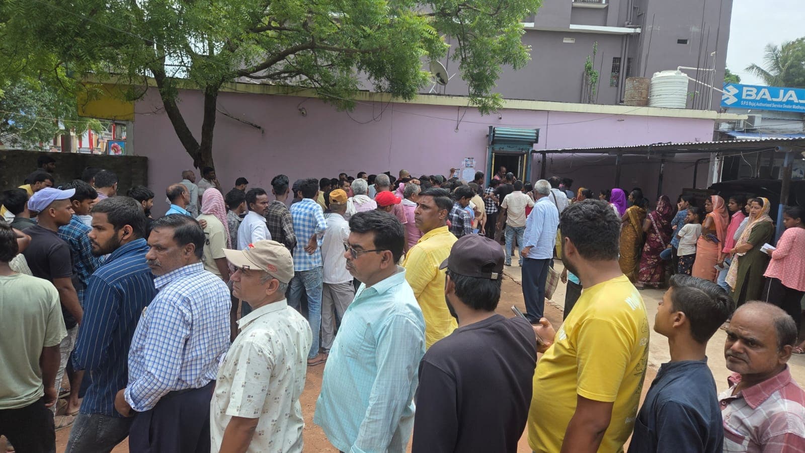 मधेपुरा में गैस सिलेंडर को लेकर अफवाह से मची अफरा-तफरी, धूप में घंटों कतार में खड़े रहे लोग