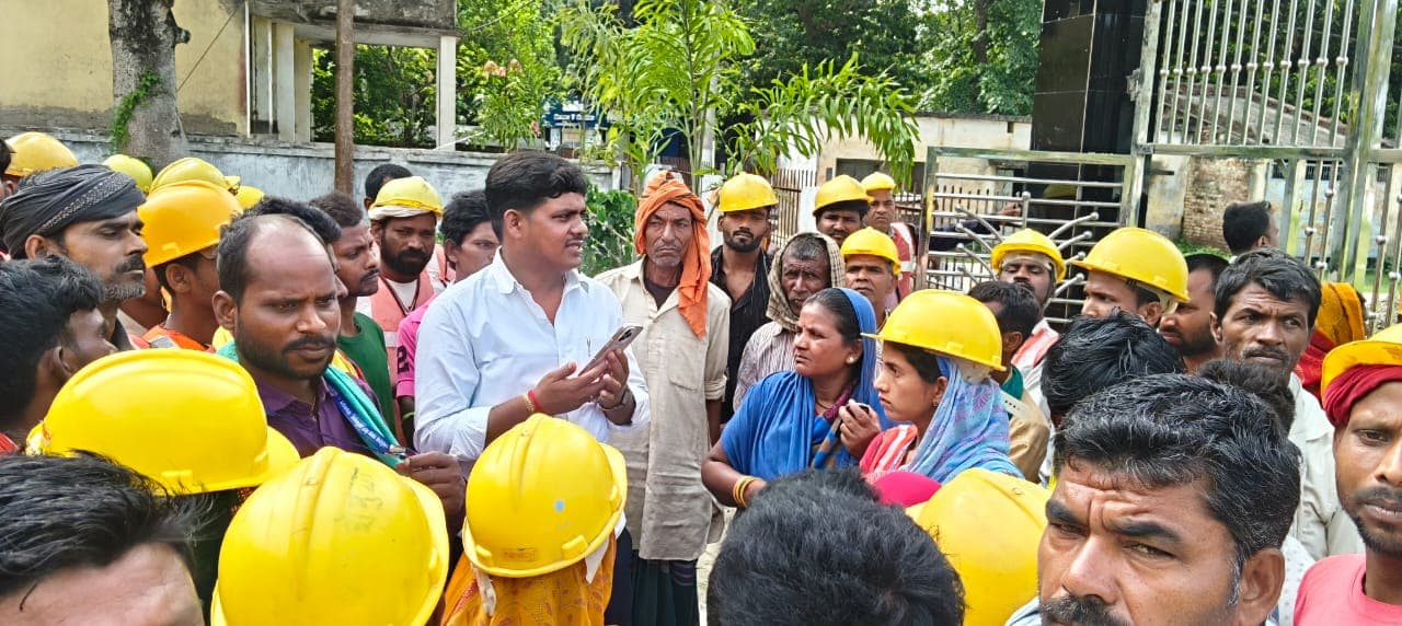 KHAGARIA : कई महीनों से वेतन न मिलने पर भड़के सफाईकर्मी, चौथम प्रखंड में प्रमुख प्रतिनिधि का किया घेराव