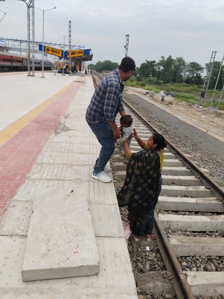 प्रभात इंपैक्ट: कुरेठा स्टेशन से हटाई गई बांस की सीढ़ी, अब स्थायी ओवरब्रिज सीढ़ी निर्माण की मांग तेज