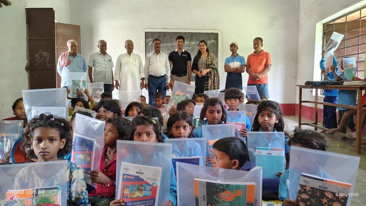 MADHEPURA: जन्मदिन पर परोपकार की मिसाल, मनीष कुमार ने 1000 बच्चों के बीच बांटी पठन सामग्री