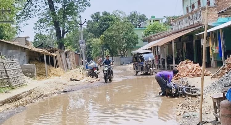 काजी टोला से मथुरापुर तक सड़क बनी जानलेवा: गड्ढों और जलजमाव में रोज हो रहे हादसे, ग्रामीणों में आक्रोश