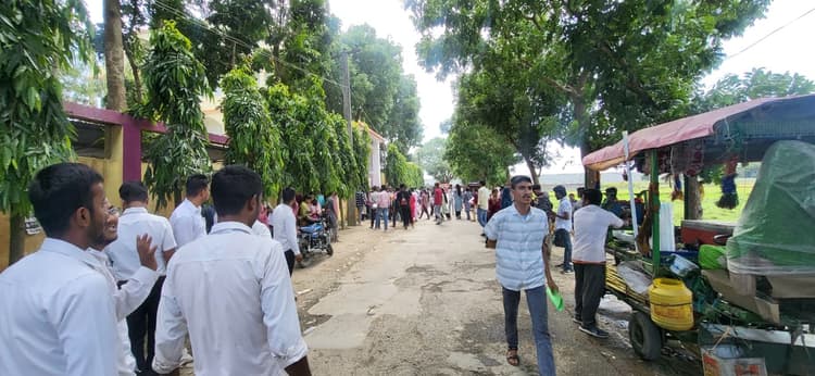 KATIHAR: परीक्षा व्यवस्था से नाराज अभिभावक, सड़क पर धूप और जाम में घंटों इंतजार को मजबूर