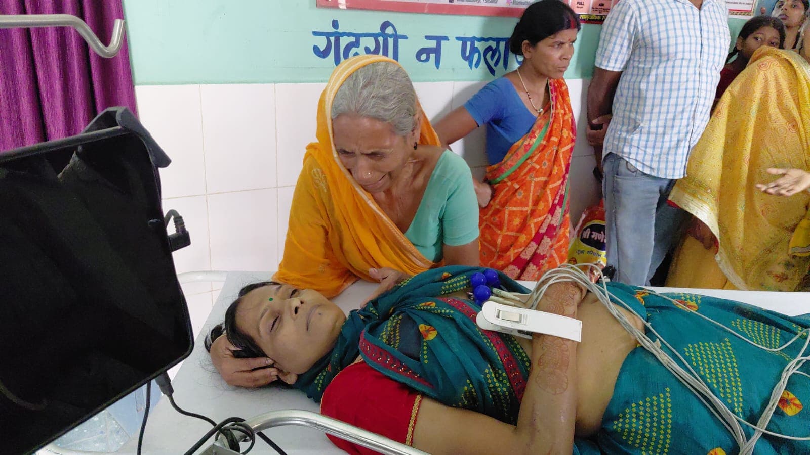 KHAGARIA: अज्ञात वाहन की चपेट में आने से महिला की मौत, नाती बाल-बाल बचा