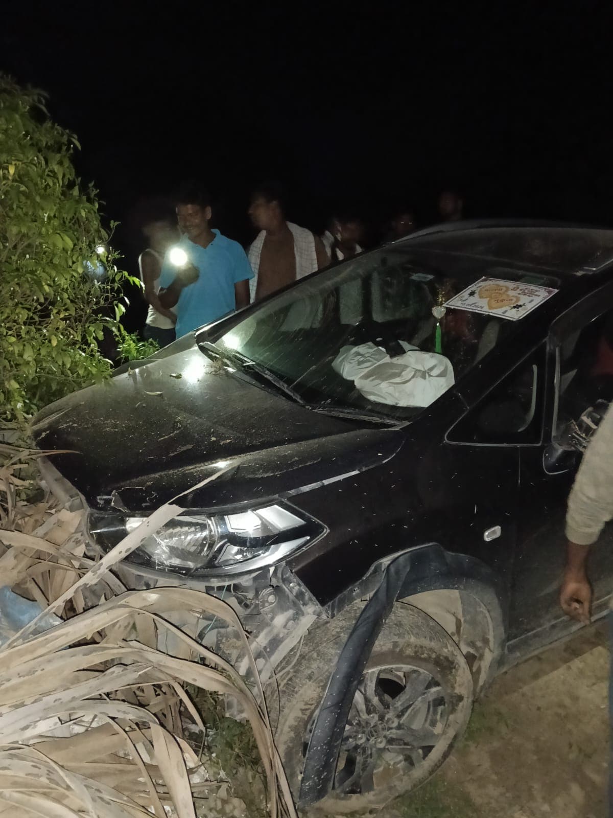KHAGARIA: तिलक समारोह से लौट रही कार हादसे का शिकार, बिजली पोल से टकराकर तीन लोग घायल