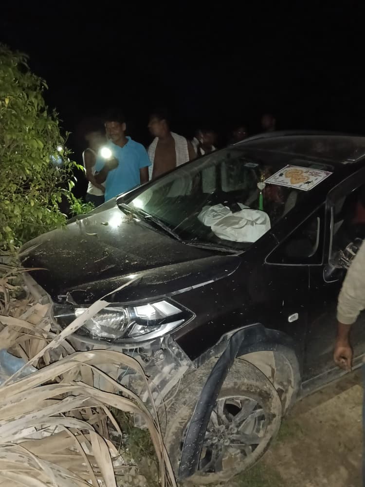 KHAGARIA: तिलक समारोह से लौट रही कार हादसे का शिकार, बिजली पोल से टकराकर तीन लोग घायल