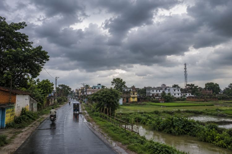 कटिहार में उमस भरी गर्मी से लोग बेहाल, आज हल्की बारिश और गरज के आसार