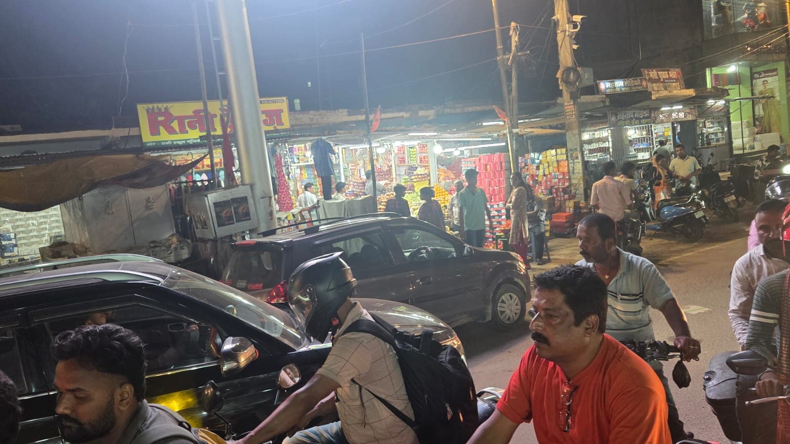 मधेपुरा मुख्य बाजार में सड़क पर अतिक्रमण से रोज जाम , जिम्मेदार बेखबर