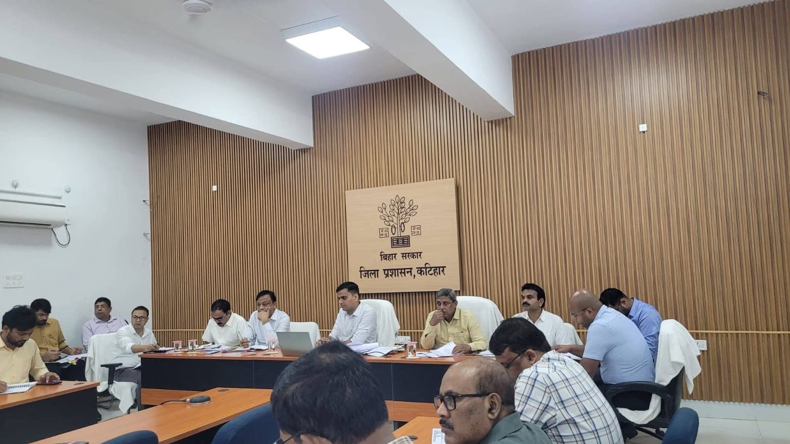 KATIHAR: प्रमंडलीय आयुक्त ने वीडियो कॉन्फ्रेंसिंग के जरिए योजनाओं की समीक्षा की