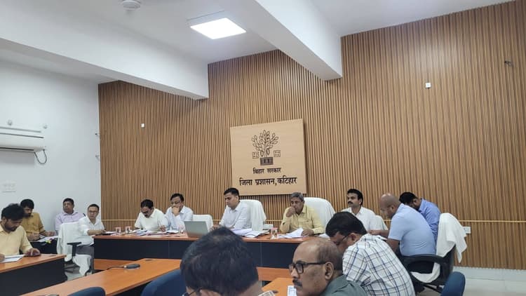 KATIHAR: प्रमंडलीय आयुक्त ने वीडियो कॉन्फ्रेंसिंग के जरिए योजनाओं की समीक्षा की