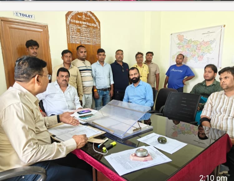 KATIHAR: 102 एंबुलेंस कर्मियों की मांगों पर डीएम ने लिया संज्ञान, 26 मई को अगली त्रिपक्षीय बैठक तय