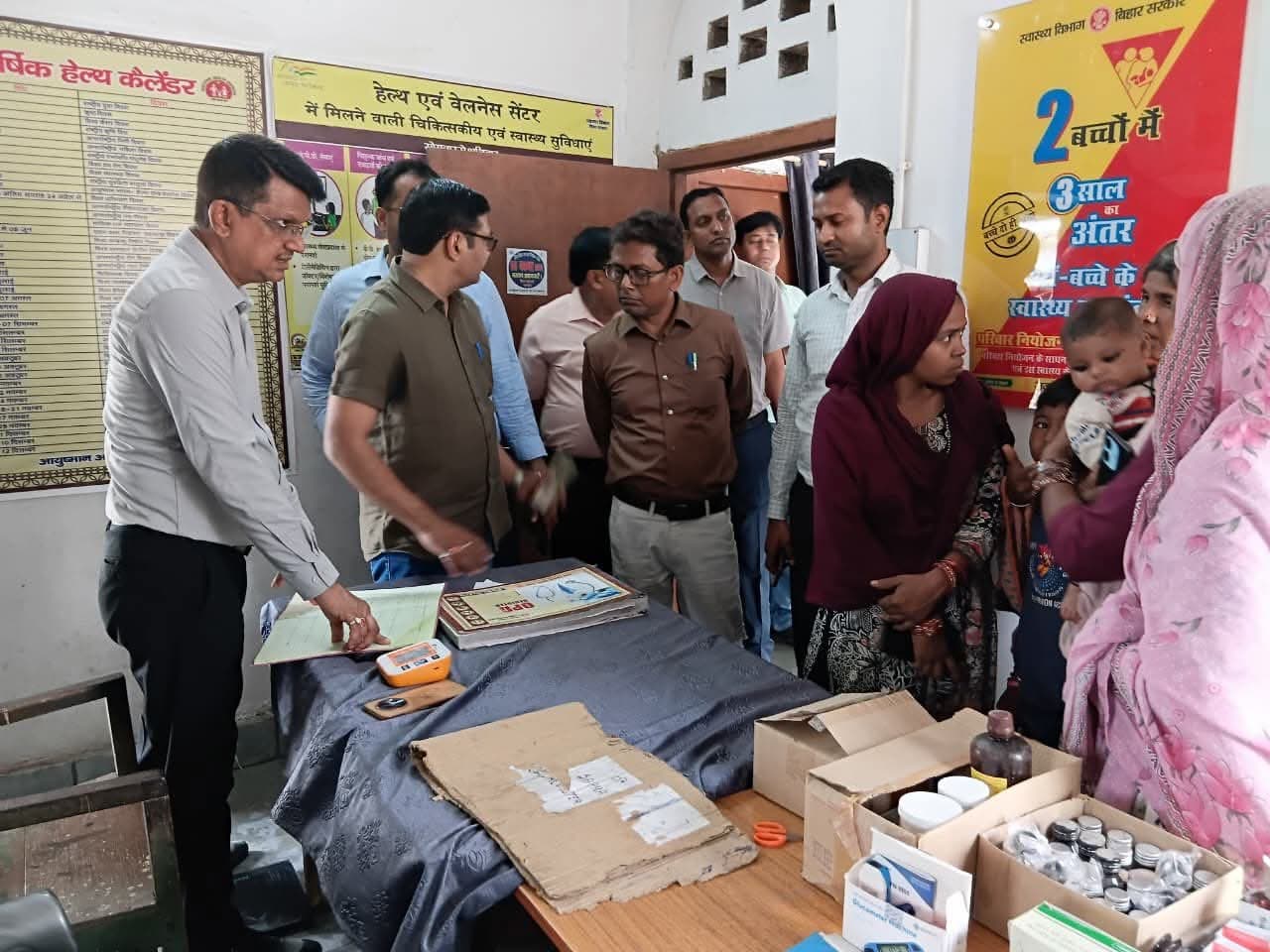 Khagaria: अतिरिक्त प्राथमिक स्वास्थ्य केंद्र में डीएम का औचक निरीक्षण: मिली कई खामियां, लापरवाही पर नाराजगी