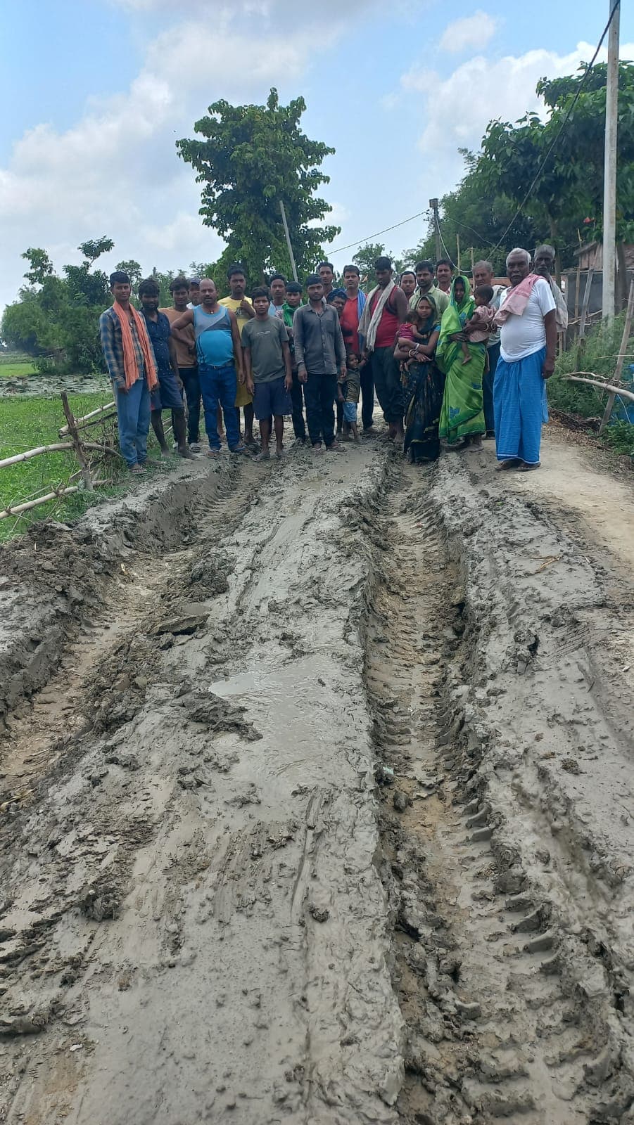 Katihar: मनरेगा सड़क निर्माण में अनियमितता का आरोप, 2 किमी सड़क बदहाल, ग्रामीणों में आक्रोश