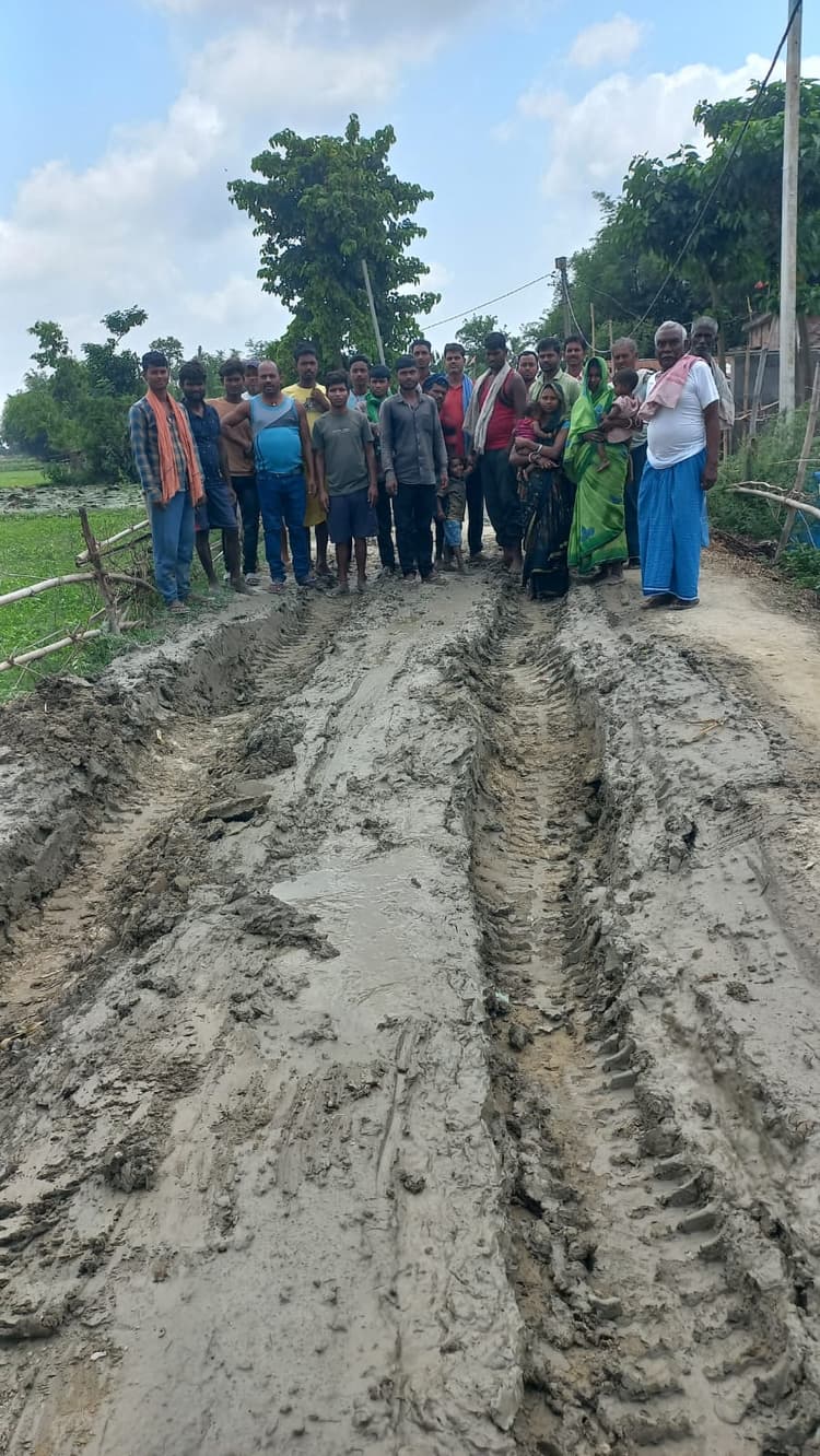 Katihar: मनरेगा सड़क निर्माण में अनियमितता का आरोप, 2 किमी सड़क बदहाल, ग्रामीणों में आक्रोश