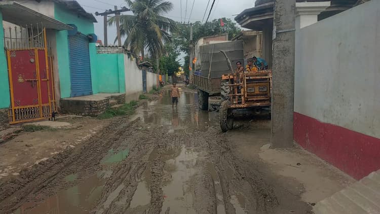 Katihar: बारिश के बाद कटिहार निगम क्षेत्र की सड़कें बदहाल, जलजमाव से जनजीवन प्रभावित
