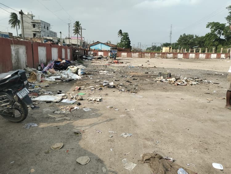थरबिट्टा रेलवे स्टेशन पर गंदगी का अंबार, बदबू से यात्री परेशान