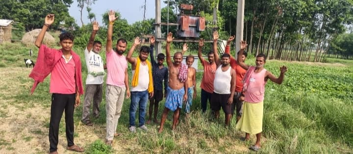 जर्जर बिजली तार व पोल को लेकर ग्रामीणों का प्रदर्शन, लो वोल्टेज और आपूर्ति बाधित होने से आक्रोश