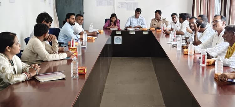मनसाही में अनुश्रवण समिति की बैठक, बाढ़ से बचाव को नाव और बिजली व्यवस्था पर हुई चर्चा