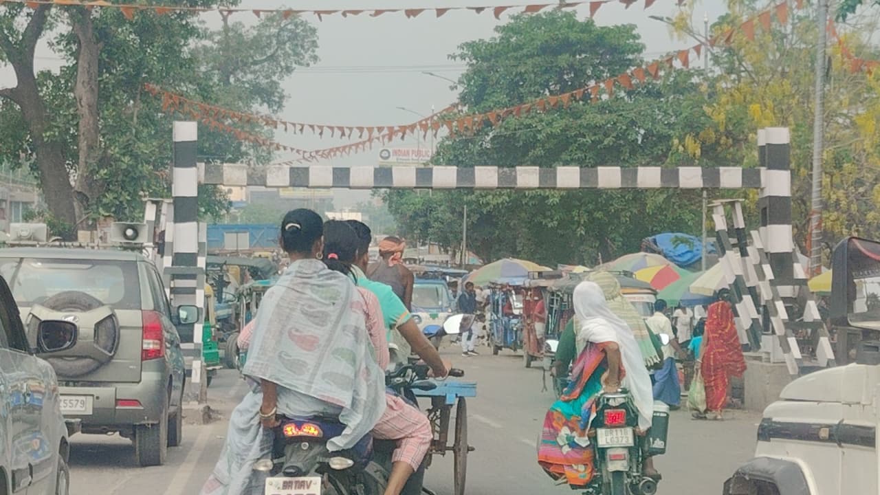 खुश्कीबाग फ्लाइओवर पर फिर लगाये गये गार्डर, भारी वाहनों की आवाजाही पर रोक