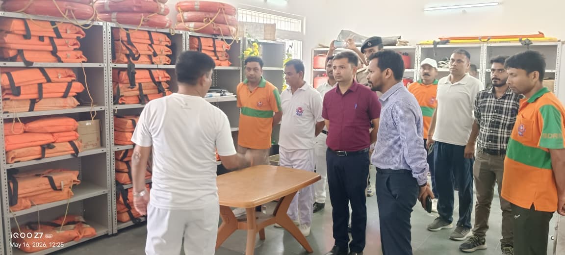 आपदा तैयारी की डीएम ने की समीक्षा, एसडीआरएफ को सतर्क रहने का दिया निर्देश