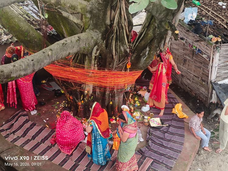 ठाकुरगंज में वट सावित्री पूजा धूमधाम से संपन्न, सुहागिनों ने मांगा अखंड सौभाग्य