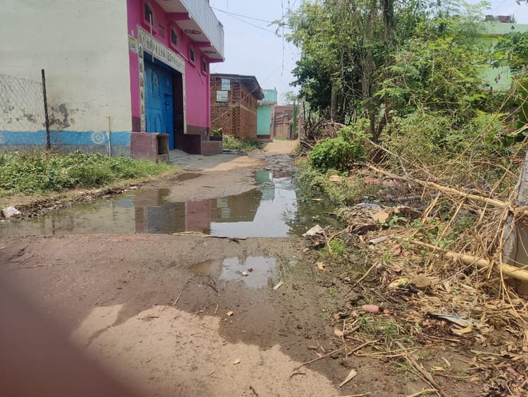 Rohtas News : मुख्य सड़क पर बह रहा नाले का गंदा पानी, ग्रामीण परेशान