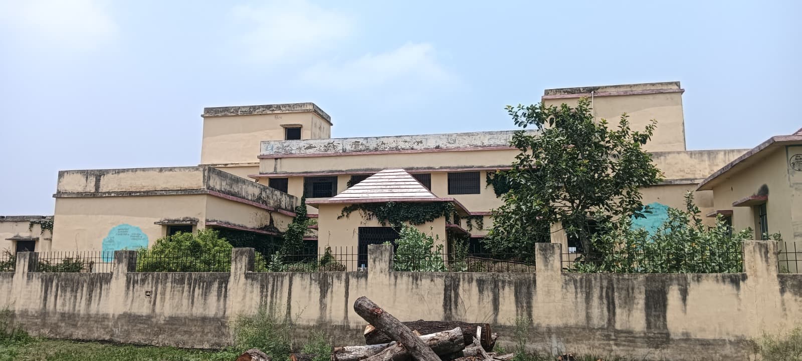 सोनवर्षाराज में पंचायत भवनों की बदहाली: कहीं शिविर, कहीं थाना तो कहीं वीरान