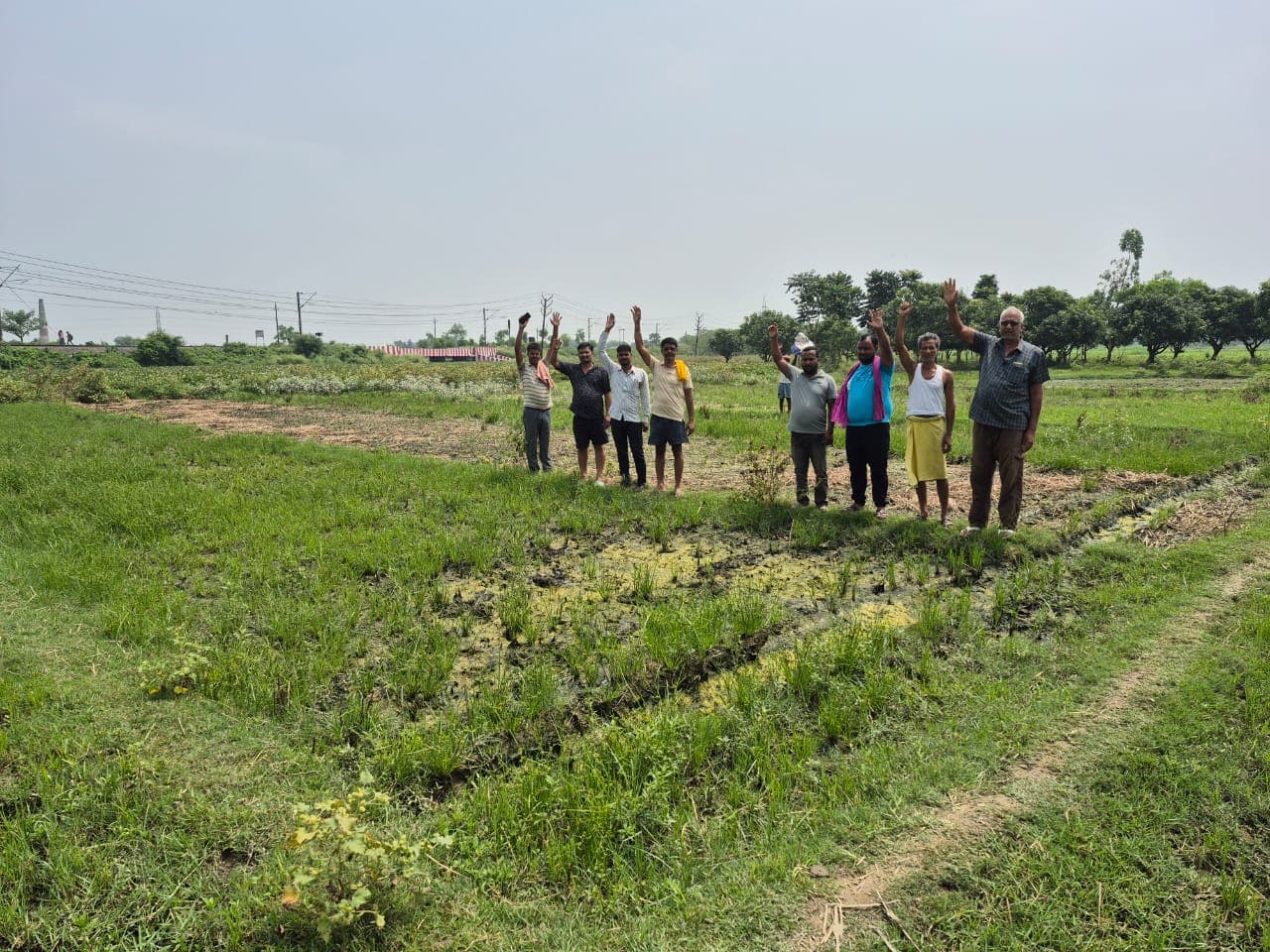 सिमराहा ढाला के पास 50 एकड़ खेत जलमग्न, किसानों का धरना