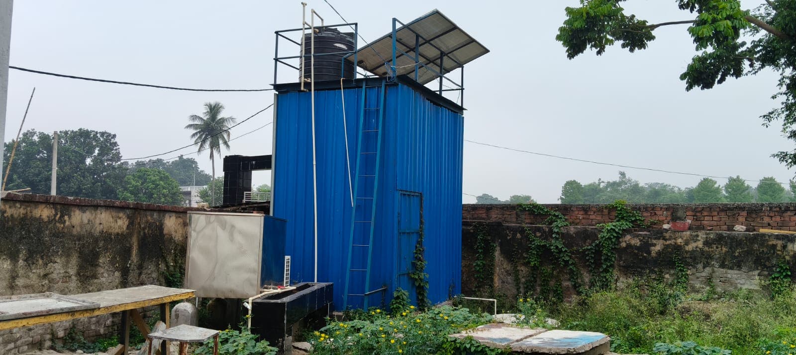 चौथम सीएचसी में पीने के पानी के लिये भटक रहे मरीज