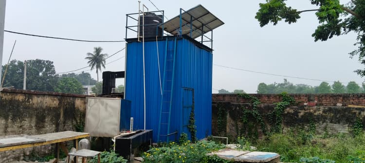 चौथम सीएचसी में पीने के पानी के लिये भटक रहे मरीज