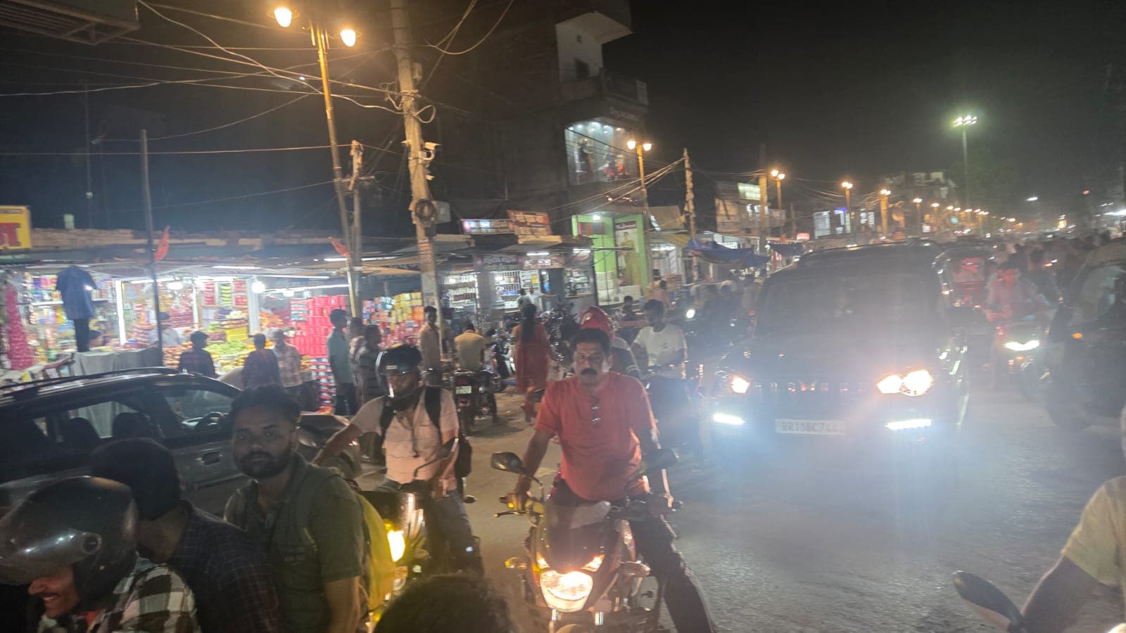 शहर की सड़कों पर बढ़ता अतिक्रमण, हर दिन जाम से जूझ रहे लोग