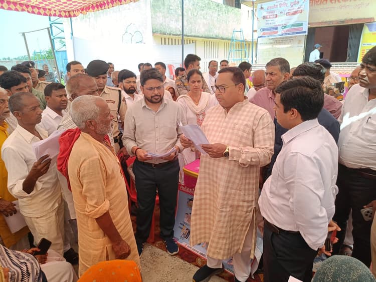 बैरिया पंचायत भवन में लगा सहयोग शिविर, प्रभारी मंत्री ने सुनी शिकायतें