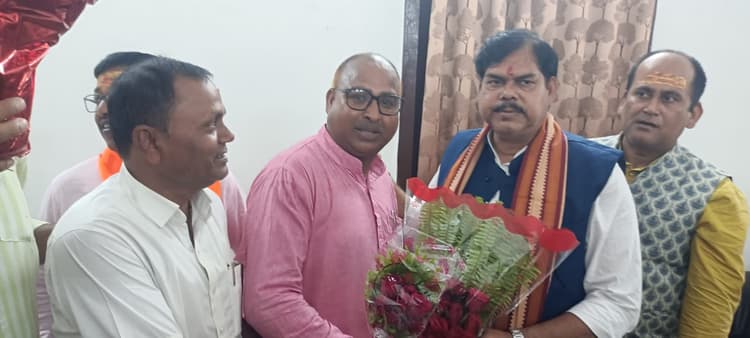 शिक्षकों की समस्याओं को लेकर शिक्षा मंत्री को सौंपा ज्ञापन