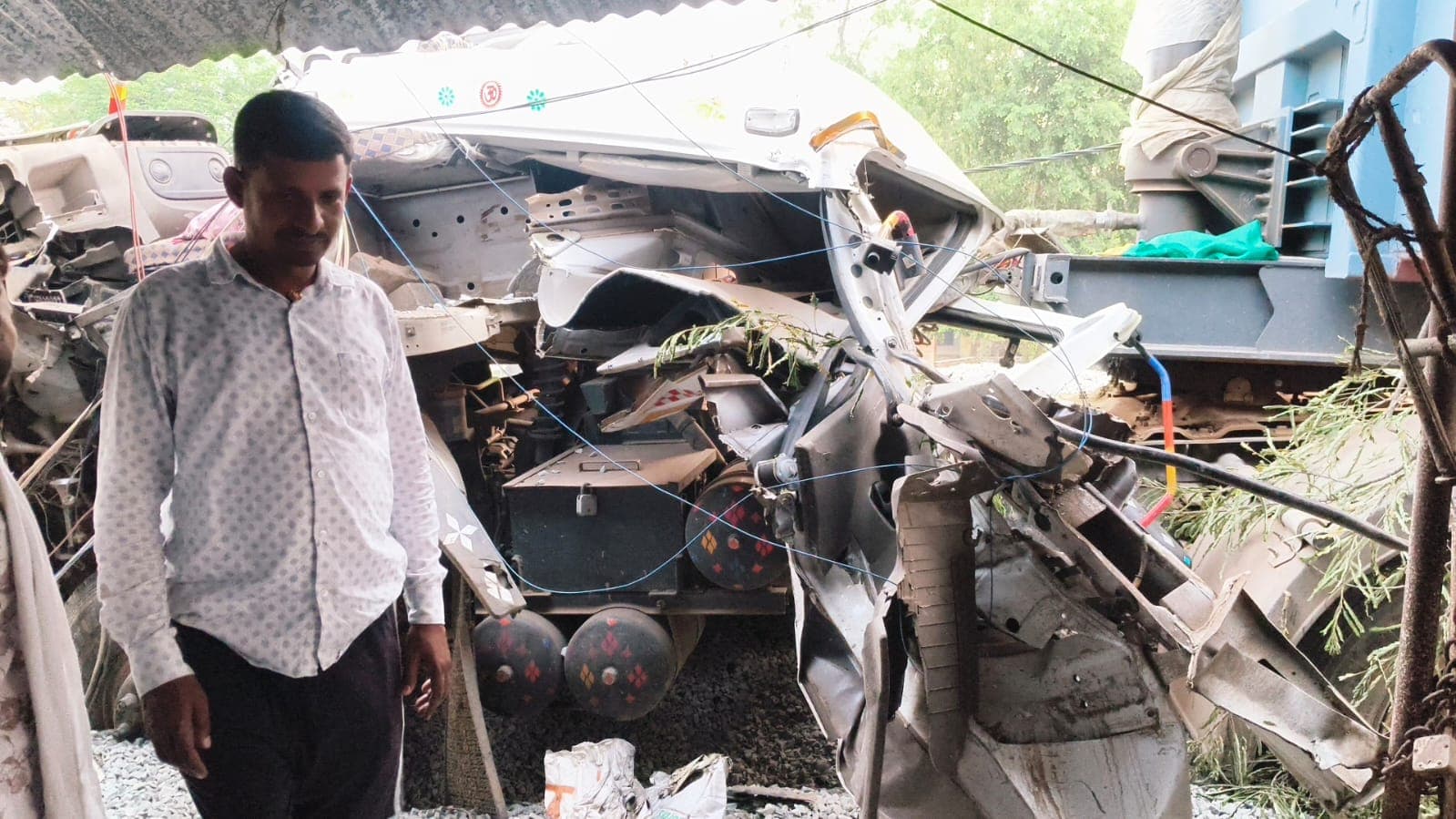 Aurangabad News: तेज रफ्तार ट्रक ने मचाई तबाही, तीन बिजली पोल टूटे