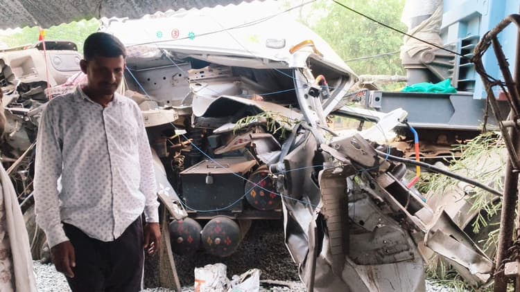 Aurangabad News: तेज रफ्तार ट्रक ने मचाई तबाही, तीन बिजली पोल टूटे