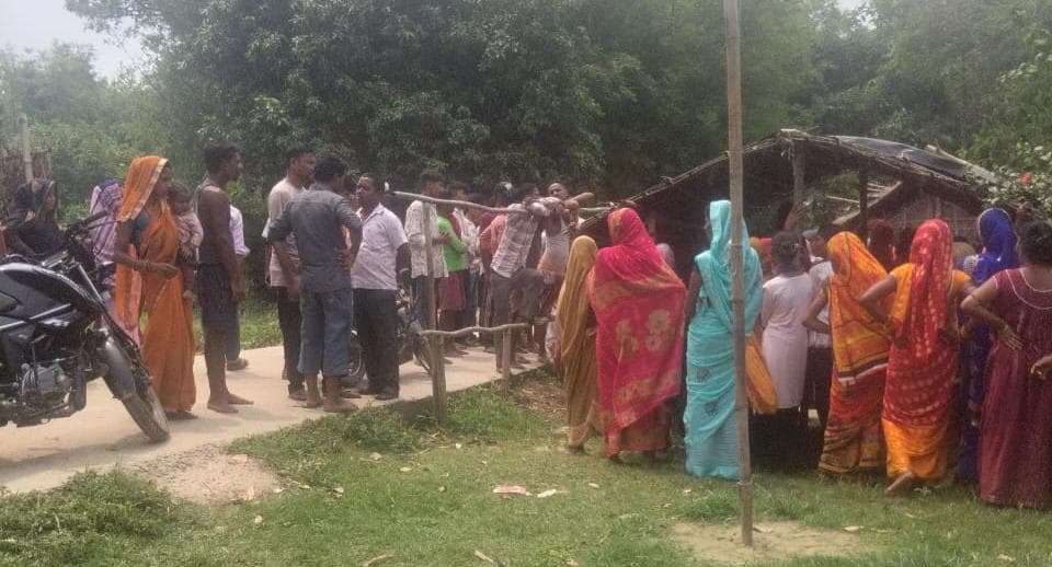 घर में सो रही महिला की हत्या, रात के अंधेरे में दरवाजा तोड़ घुसे हमलावर