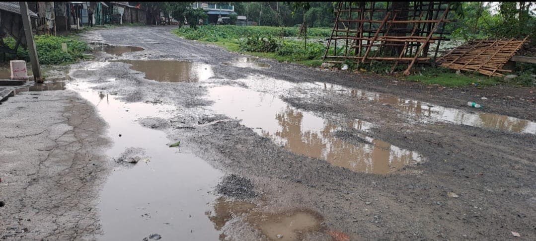 कल्याण चौक से खैरा तक बदहाल सड़क, हादसों का बढ़ा खतरा