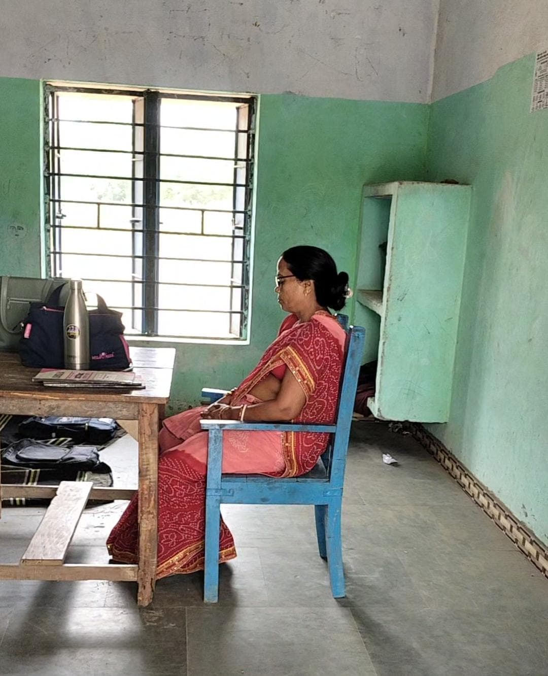 क्लासरूम में सोती मिली शिक्षिका, वीडियो वायरल